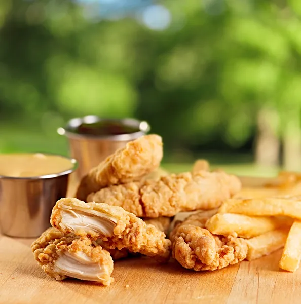 Tiras de pollo frito con papas fritas y salsa . —  Fotos de Stock