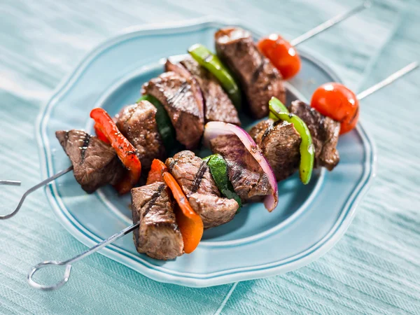 Grilled beef shishkabobs viewed from high angle — Stock Photo, Image