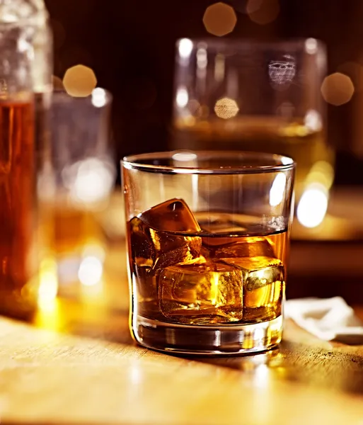 viski ahşap bar kokteyl cam