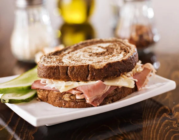 Reuben smörgås med kosher dill ättikslag och coleslaw — Stockfoto