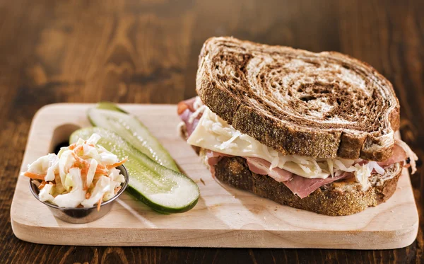 Reuben sándwich con pepinillo kosher y ensalada de col — Foto de Stock
