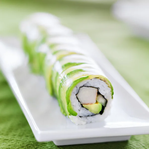 Sushi - Rollo de dragón con aguacate y carne de cangrejo — Foto de Stock