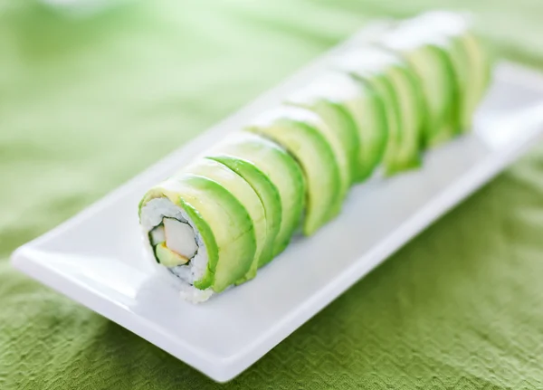 Rolo de sushi de dragão verde com abacate e caranguejo — Fotografia de Stock