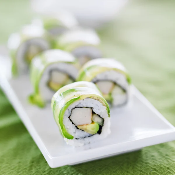 Sushi - Rollo de dragón con aguacate y carne de cangrejo — Foto de Stock