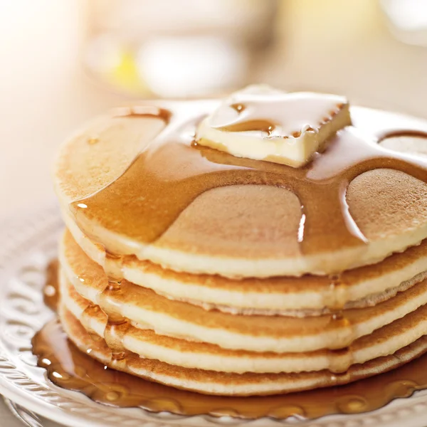 La comida de desayuno - la pila de los crepes con el jarabe y la mantequilla —  Fotos de Stock