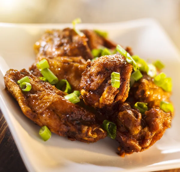 Pila de alas de pollo en el plato . —  Fotos de Stock