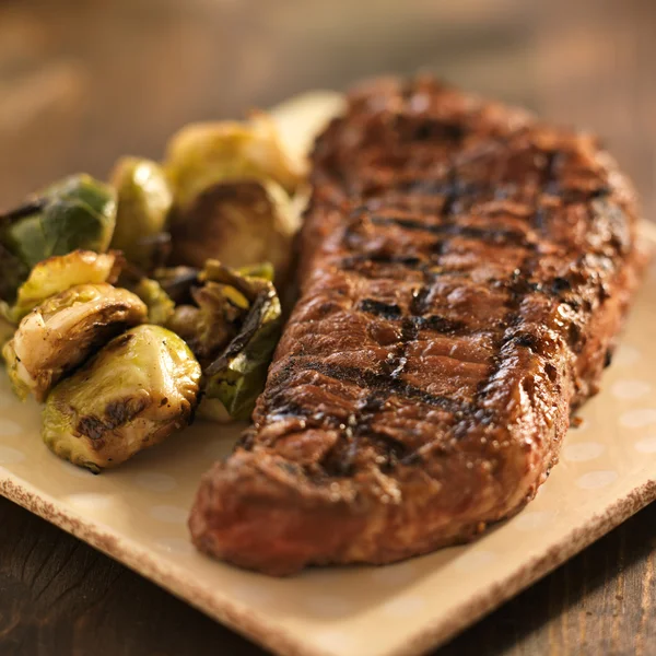 Filete a la parrilla con coles de Bruselas —  Fotos de Stock