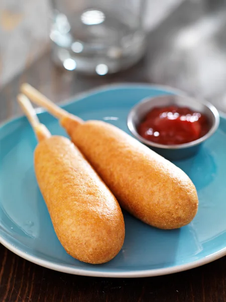 Due corn dog su un piatto con ketchup — Foto Stock