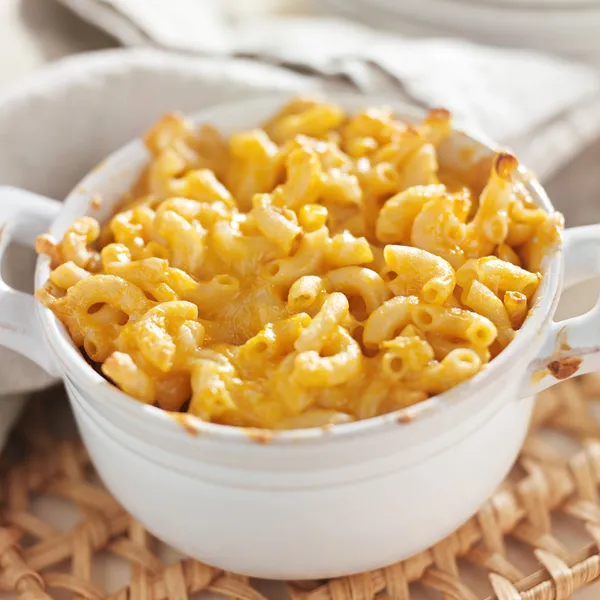 Tigela de macarrão cozido no forno e queijo — Fotografia de Stock