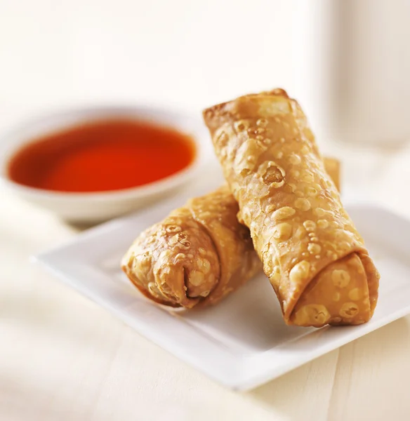 Chinese egg rolls with sauce on plate — Stock Photo, Image