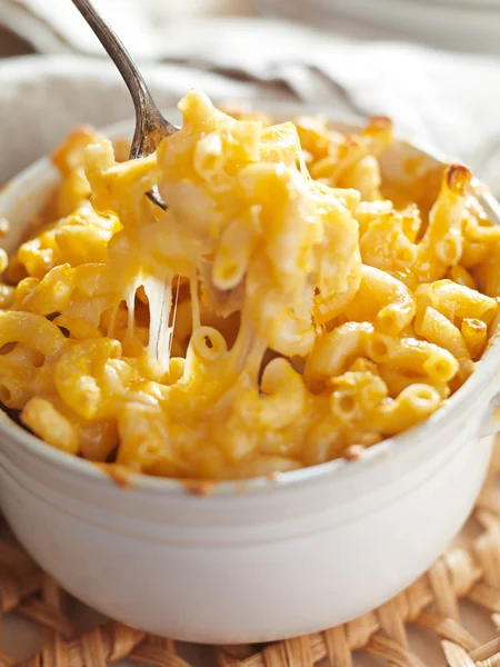 Cuchara recogiendo macarrones y queso —  Fotos de Stock