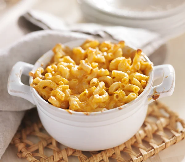 Bowl of baked macaroni and cheese — Stock Photo, Image