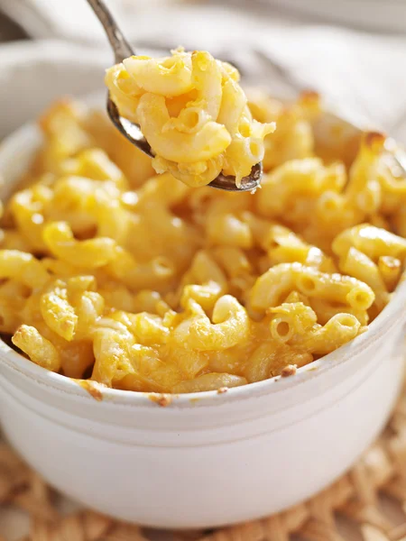 Cuchara recogiendo macarrones y queso — Foto de Stock