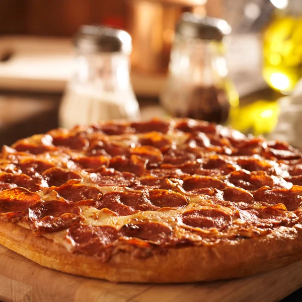 Pizza al salame piccante al ristorante — Foto Stock