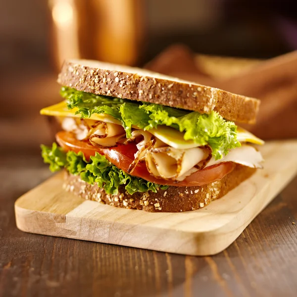 Delizioso sandwich di carne con tacchino — Foto Stock