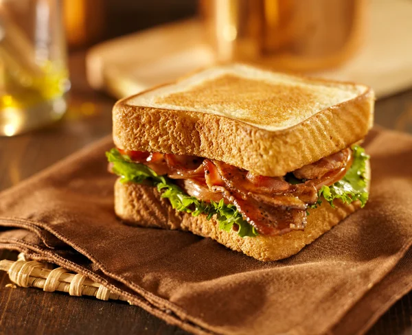 BLT bacon salát Rajčatový sendvič na ubrousek — Stock fotografie