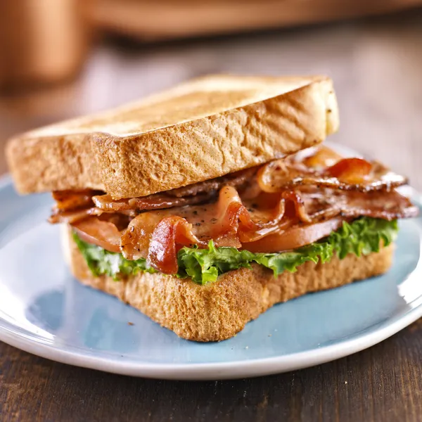 BLT bacon saláta paradicsom sandwich pirítóssal, ki az oldalára. — Stock Fotó