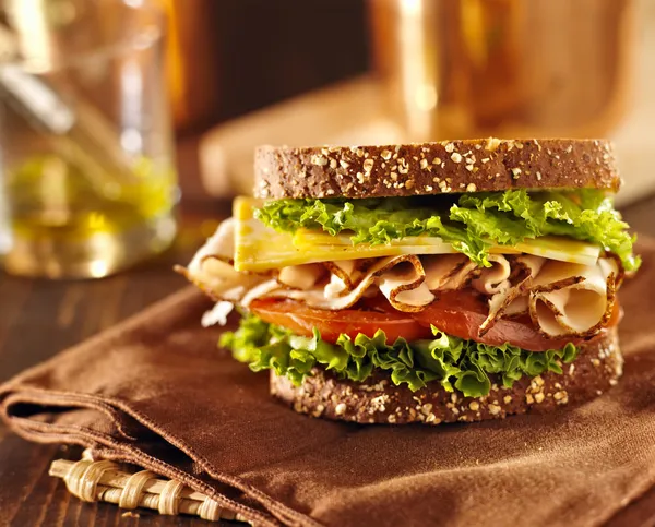 Sandwich de carne delicatessen con pavo — Foto de Stock