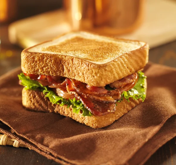 BLT bacon saláta paradicsom sandwich egy szalvétára — Stock Fotó