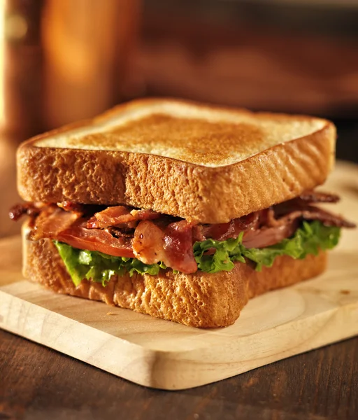 BLT tocino lechuga tomate sándwich en una servilleta — Foto de Stock