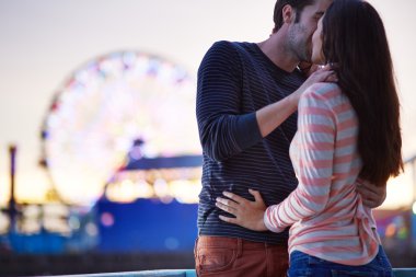 santa monica pier tutkuyla öpüşme genç Çift