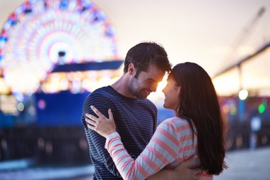 santa monica pier yakınındaki Romantik Çift