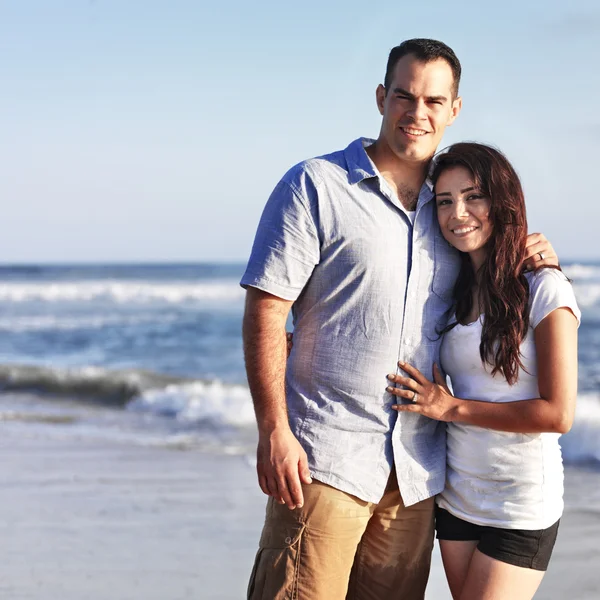 Happy romantic couple by the ocean hugging — Stock Photo, Image