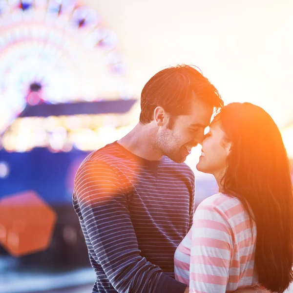 Romantisch paar met santa monica pier in de achtergrond. — Stockfoto