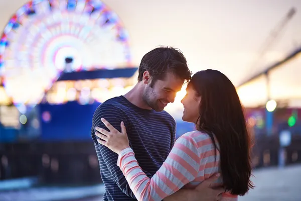 santa monica pier yakınındaki Romantik Çift