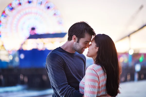 Santa monica pier kucaklayan Romantik Çift