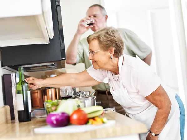 Les aînés cuisinent dans la cuisine à la maison — Photo