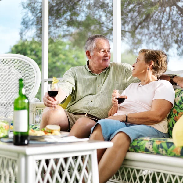 Zwei Senioren essen auf der Terrasse. — Stockfoto