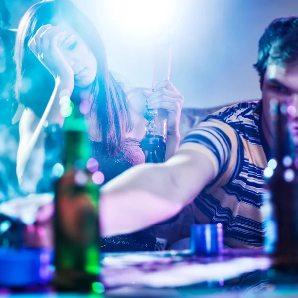 Adolescenti alla festa che fanno uso di droghe — Foto Stock