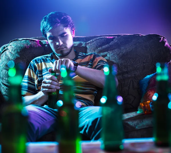 Jonge man alleen bier drinken — Stockfoto