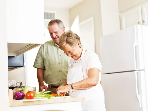 Bejaarde echtpaar eten koken — Stockfoto