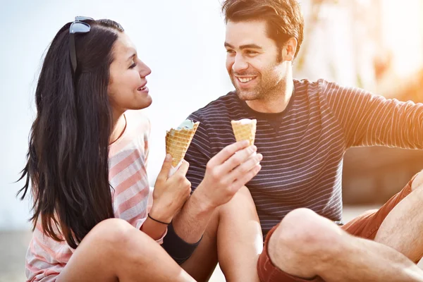 Couple au parc d'attractions partage de crème glacée — Photo