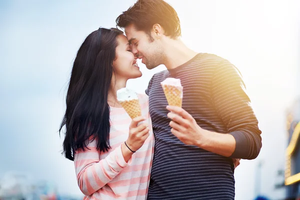 Casal romântico com sorvete no parque de diversões — Fotografia de Stock