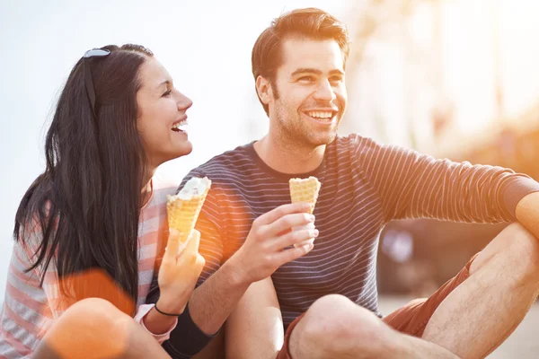 Couple eating ice cream — Stock Photo, Image