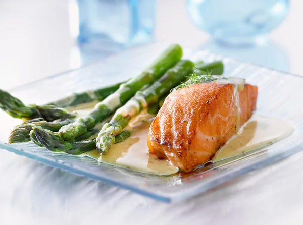 Filetto di salmone con asparagi — Foto Stock