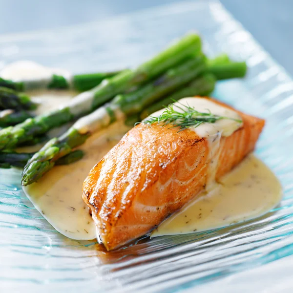 Salmon fillet with asparagus — Stock Photo, Image