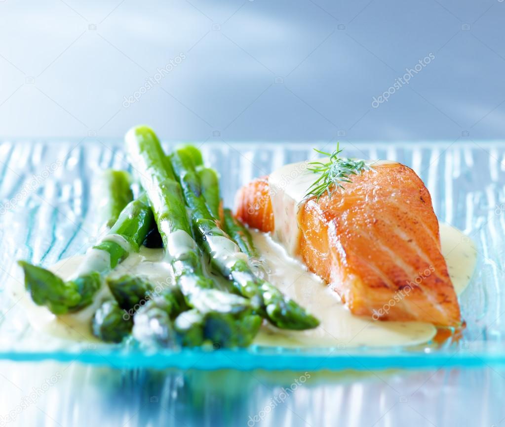 Salmon fillet with asparagus