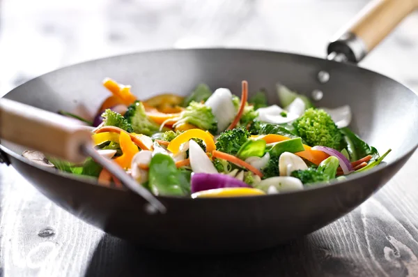 Vegetáriánus wok keverjük megsütjük — Stock Fotó