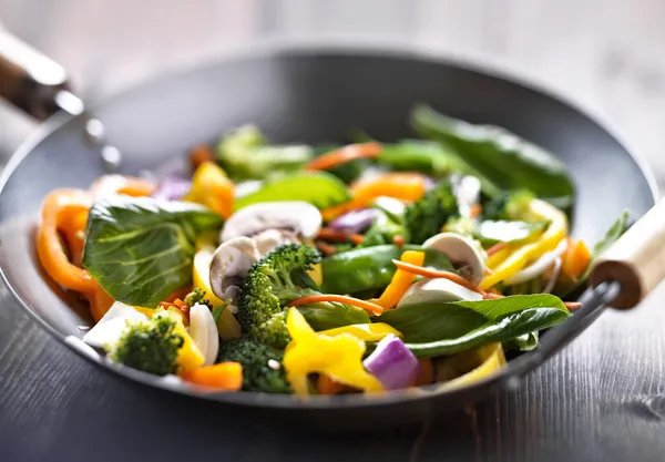 Vegetáriánus wok keverjük megsütjük — Stock Fotó