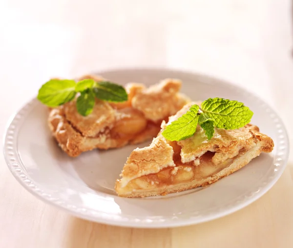 Dos pedazos de tarta de manzana —  Fotos de Stock
