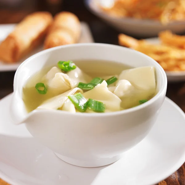 Chinesisches Essen - Schüssel mit Wonton-Suppe — Stockfoto
