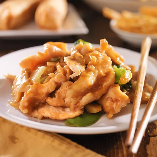 Comida chinesa - frango frito mexido com verduras — Fotografia de Stock