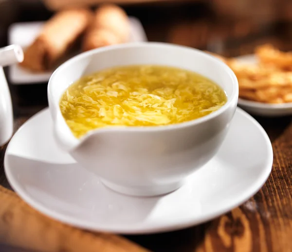 Чинезька їжа - мішечок з яєчним супом. — стокове фото