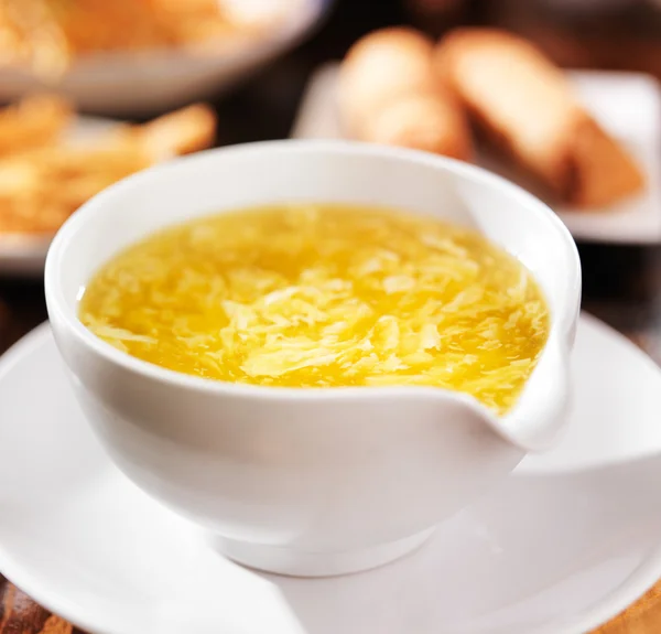 Comida china - tazón de sopa de huevo —  Fotos de Stock