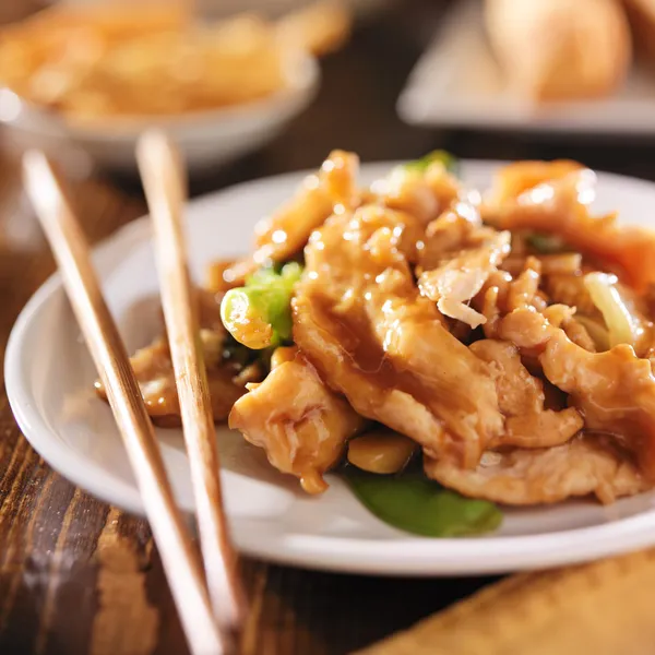 Comida chinesa - frango frito mexido com verduras — Fotografia de Stock