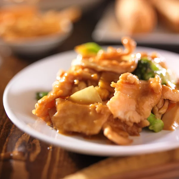 Comida chinesa - frango frito mexido com verduras — Fotografia de Stock